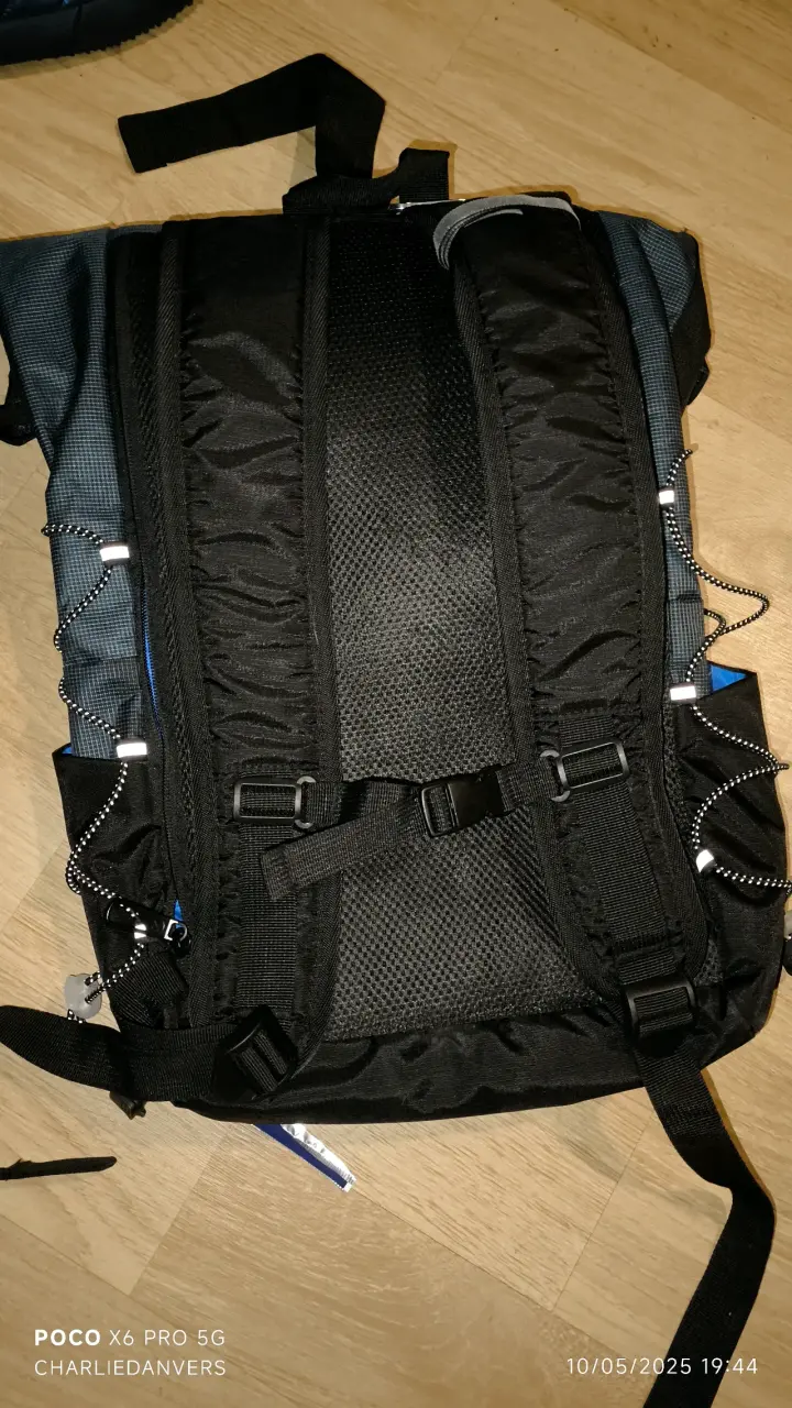 Mochila urbana negra con reflectantes - 6