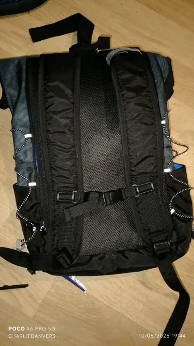 Mochila urbana negra con reflectantes - miniatura 6