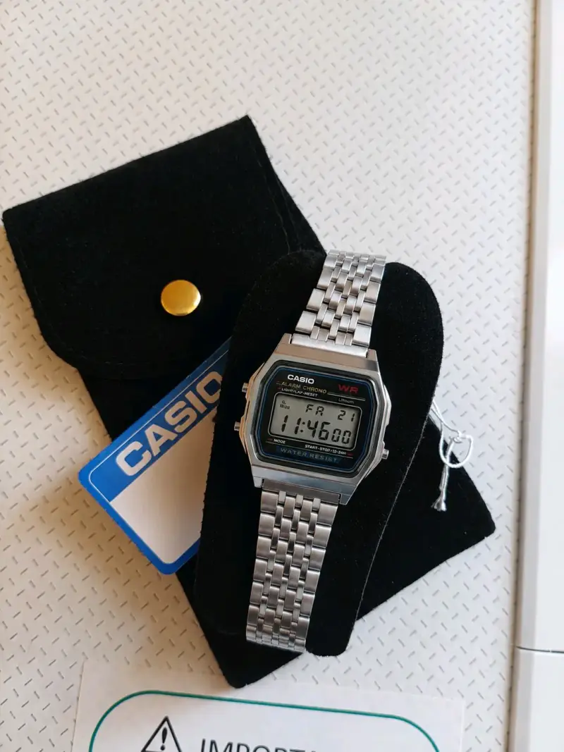 Reloj digital Casio clásico con pulsera metálica