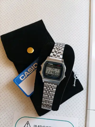Reloj digital Casio clásico con pulsera metálica - miniatura 1