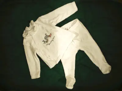 Conjunto de bebé blanco con diseño bordado - miniatura 1