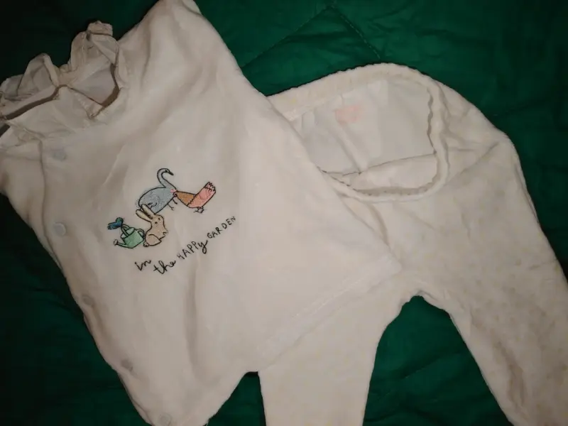 Conjunto de bebé blanco con diseño bordado - 2