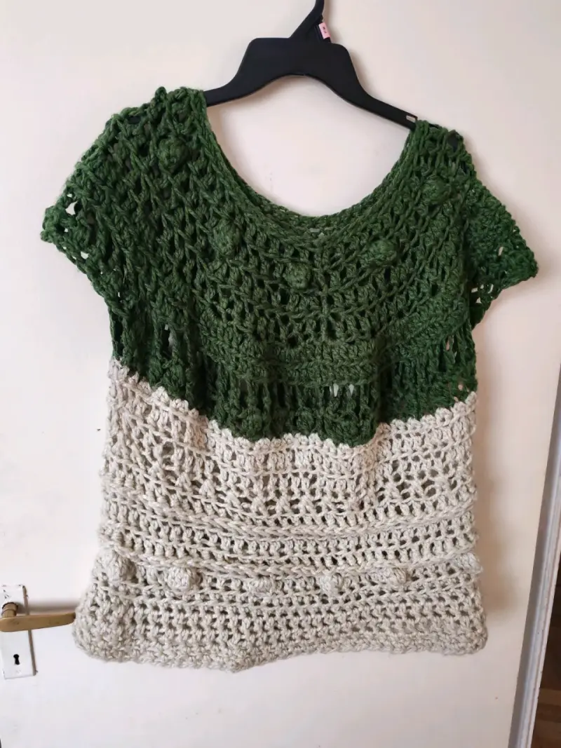 Polera tejida a crochet verde y beige