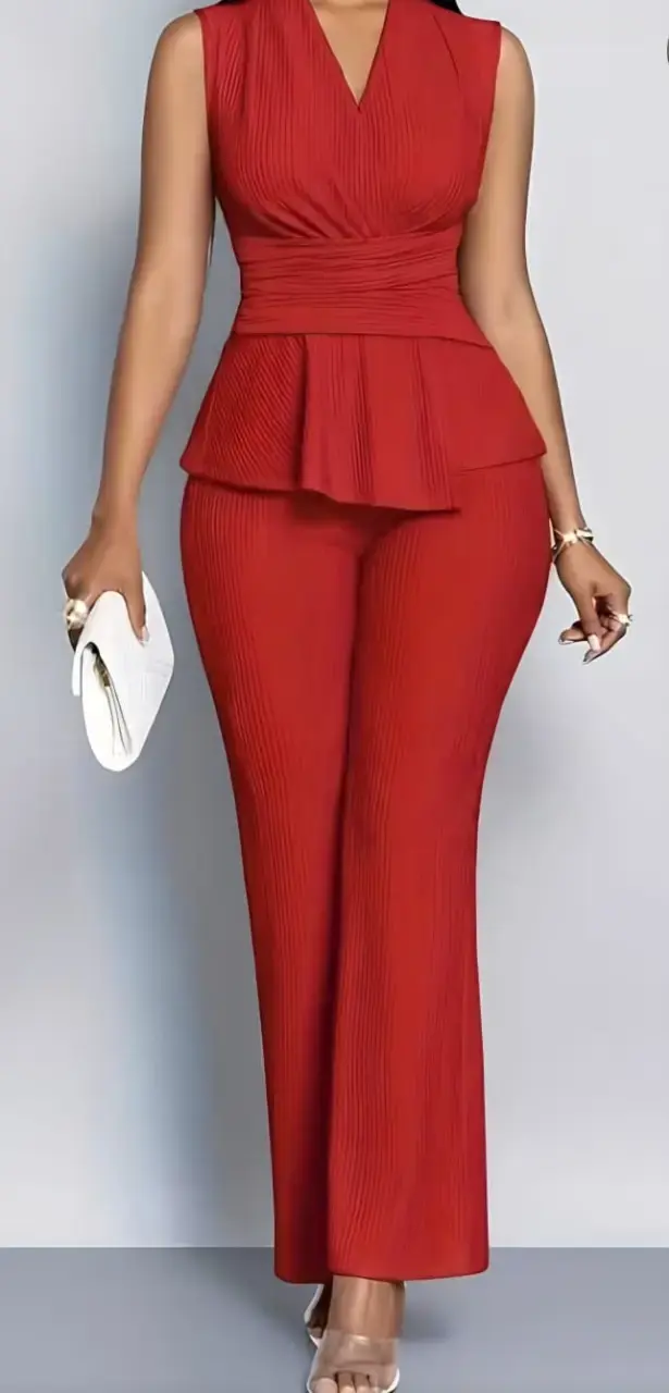 Conjunto de pantalón y blusa roja elegante