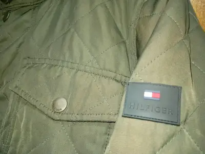 Chaqueta verde Tommy Hilfiger con capucha - miniatura 2