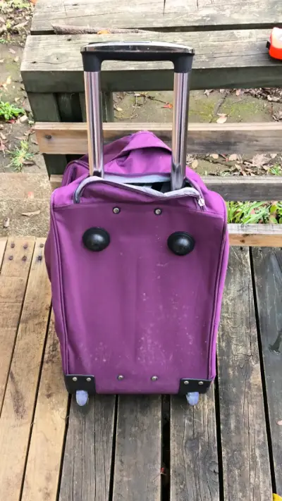 Maleta de viaje morada con ruedas - miniatura 2