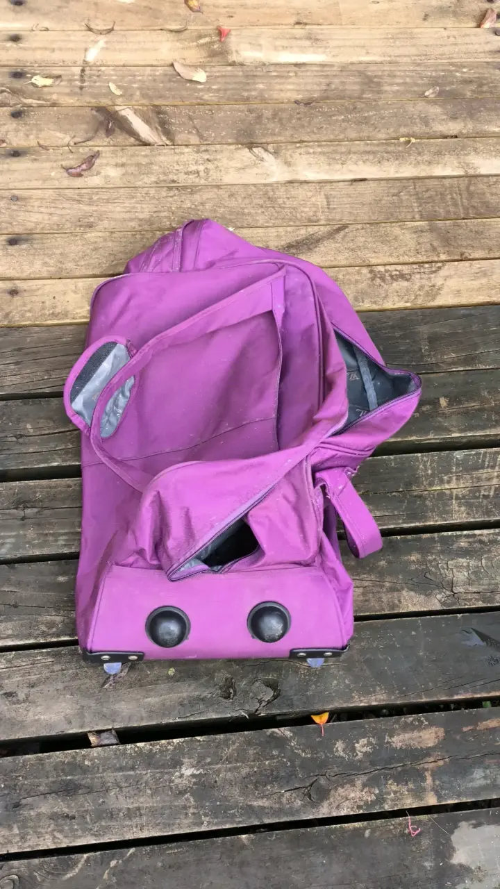 Maleta de viaje morada con ruedas - 3