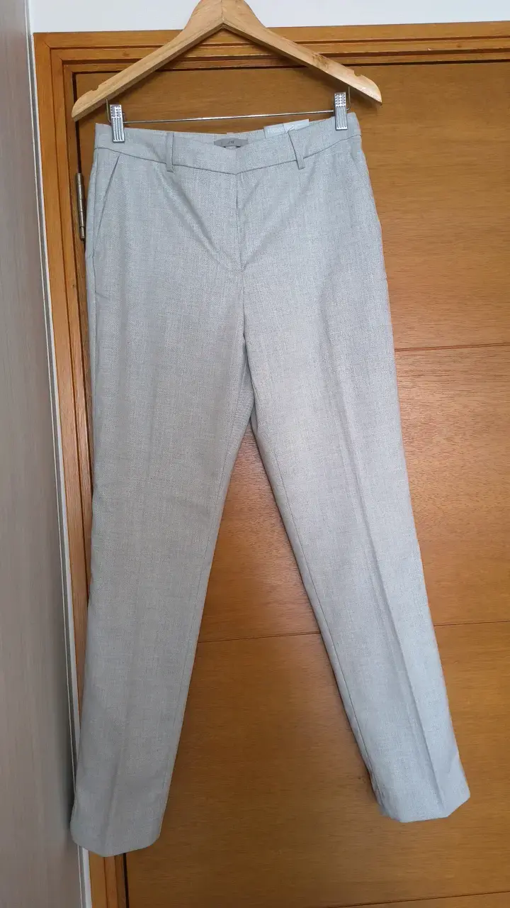 Pantalón de vestir gris claro para mujer.