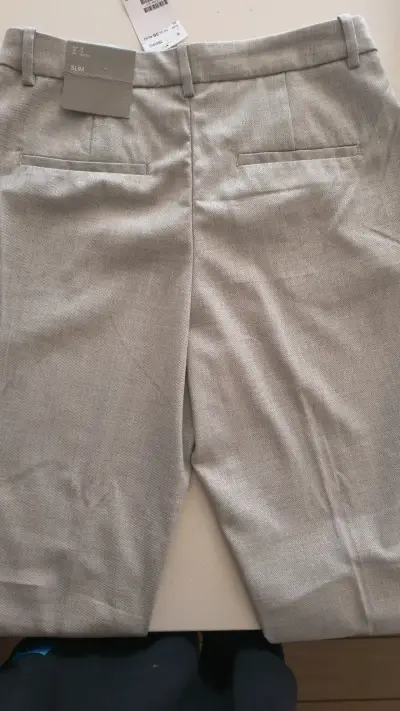 Pantalón de vestir gris claro para mujer. - miniatura 3