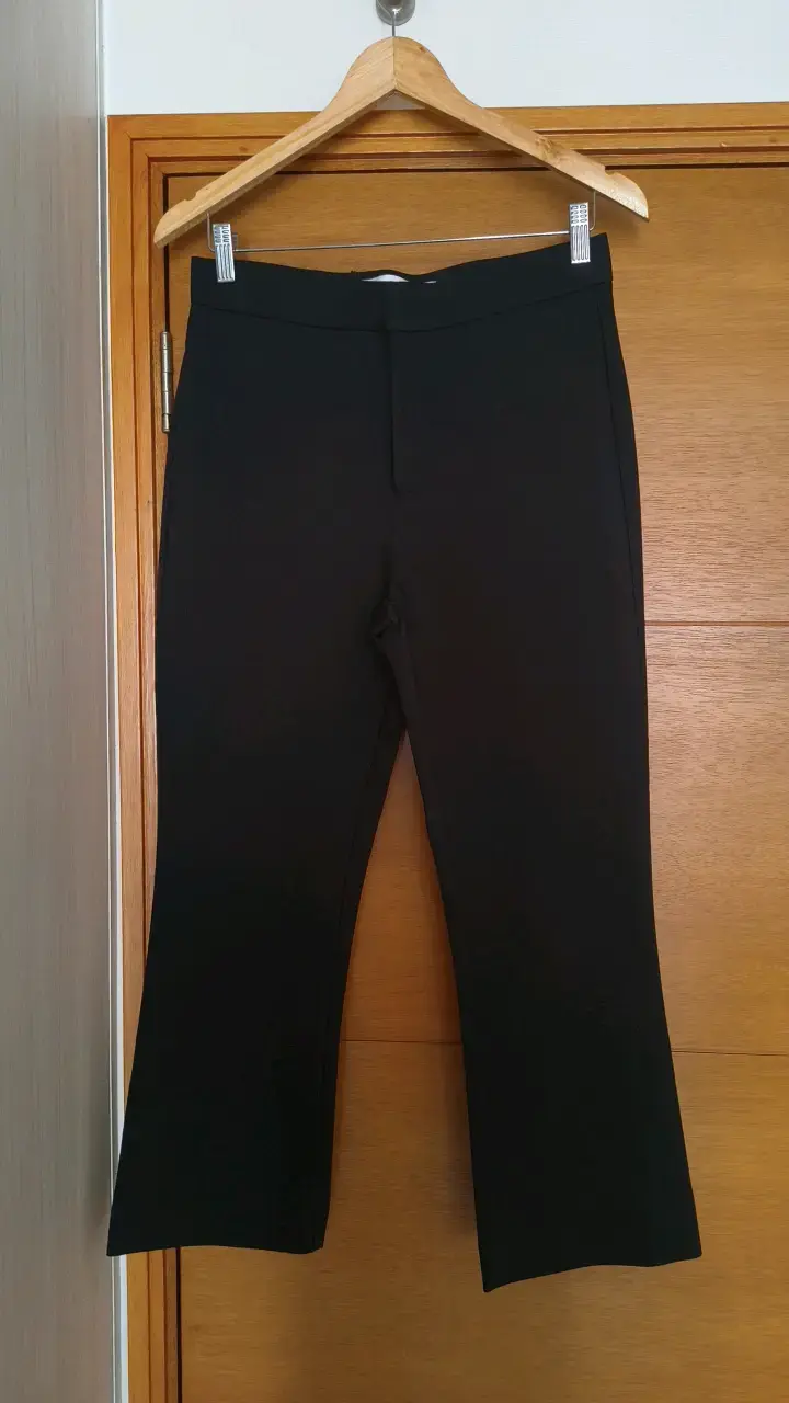 Pantalones negros de mujer estilo acampanado