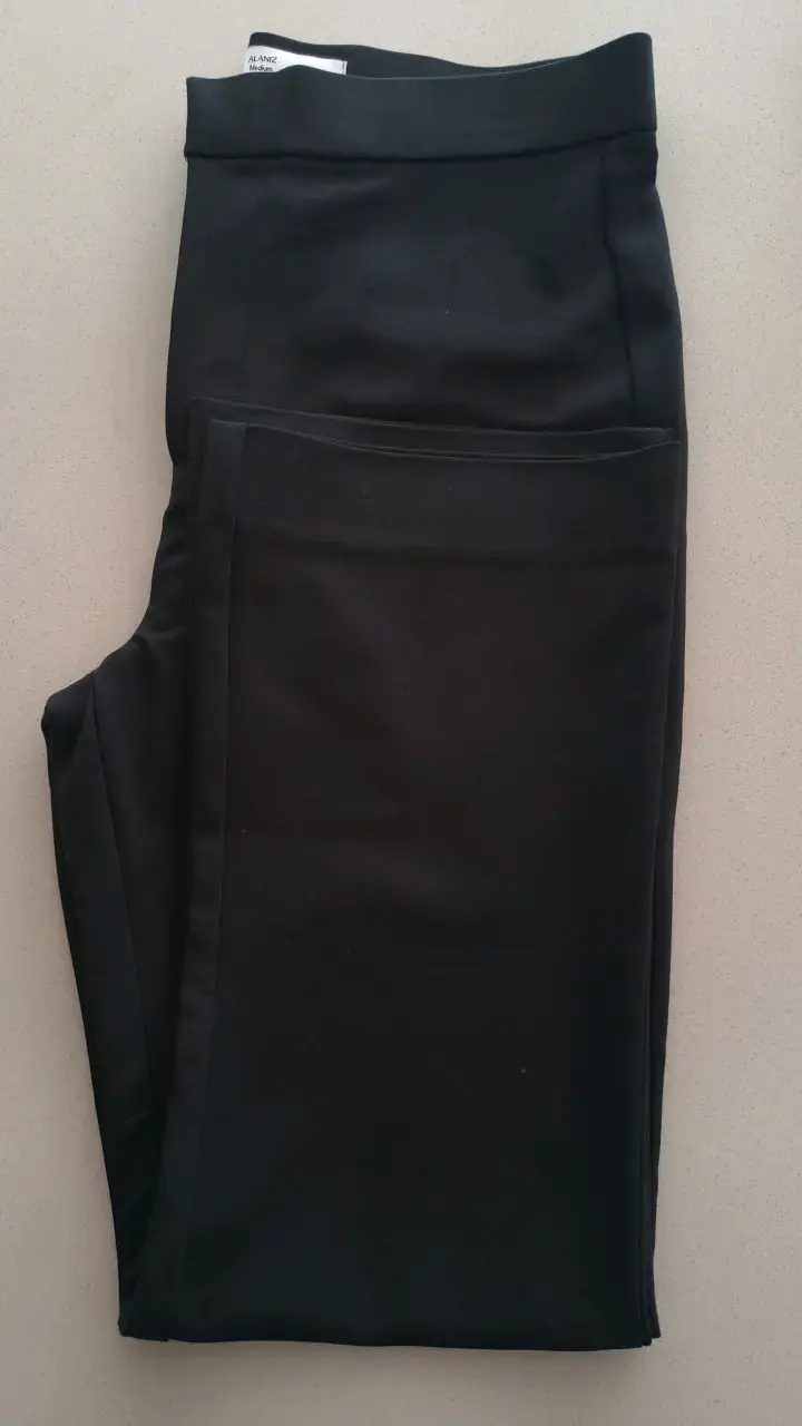 Pantalones negros de mujer estilo acampanado - 2