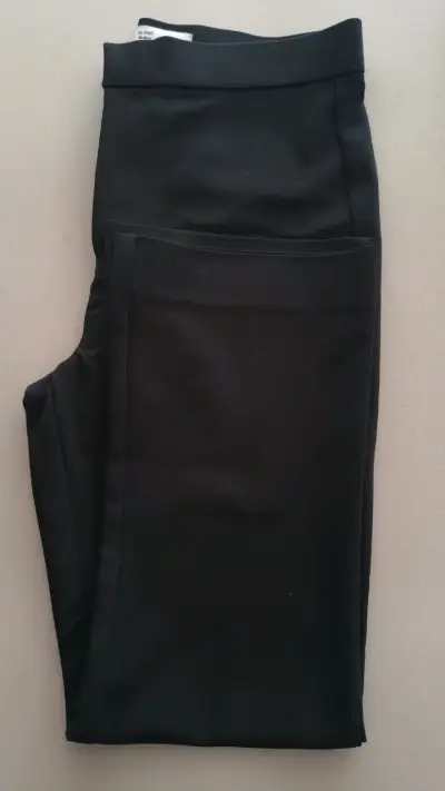 Pantalones negros de mujer estilo acampanado - miniatura 2