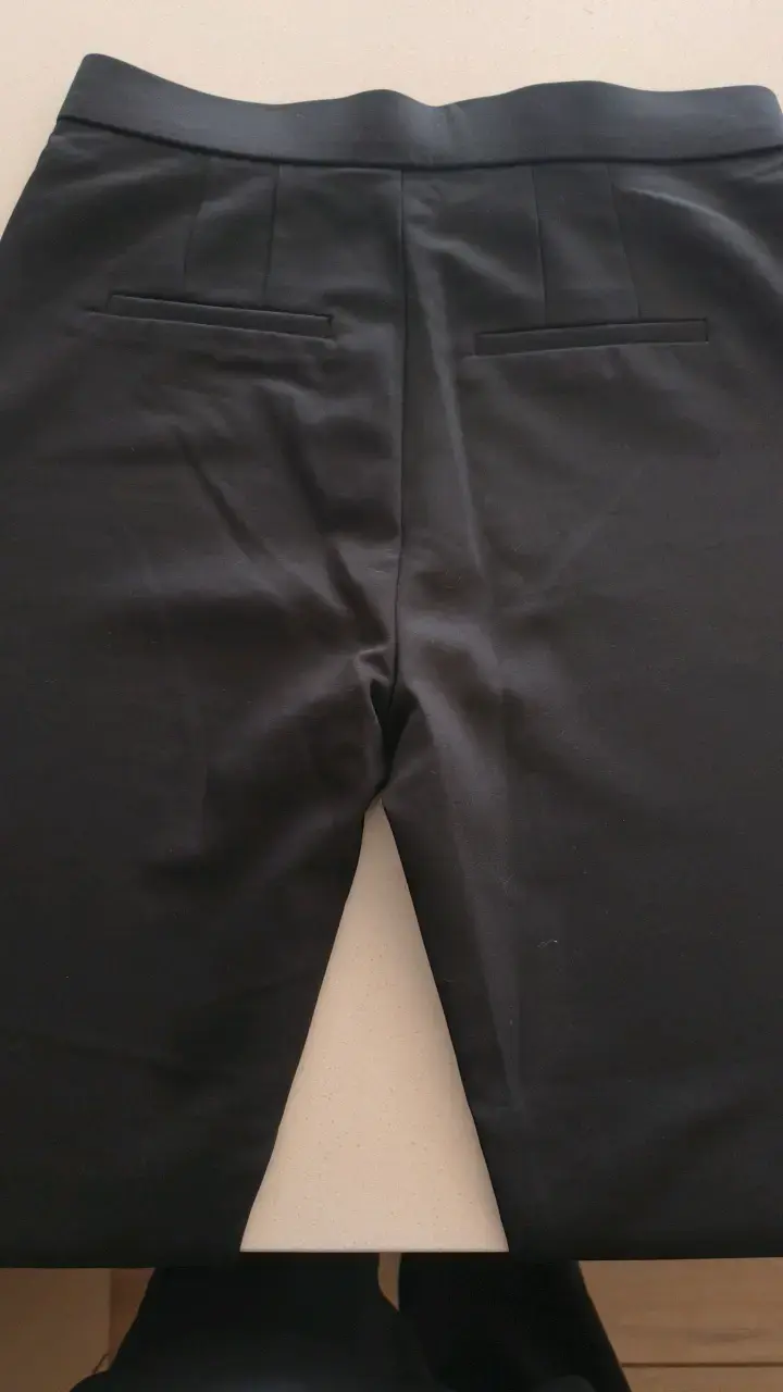 Pantalones negros de mujer estilo acampanado - 3