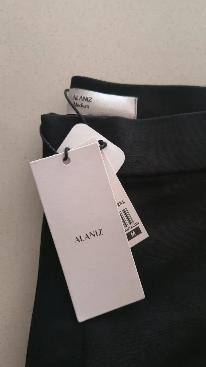 Pantalones negros de mujer estilo acampanado - 4