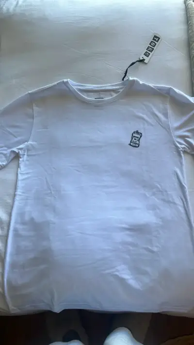 Polera blanca con diseño bordado Toke - miniatura 1