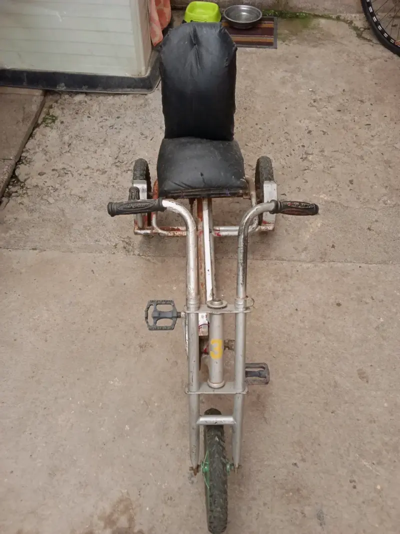 Triciclo de pedales para niños usado - 1