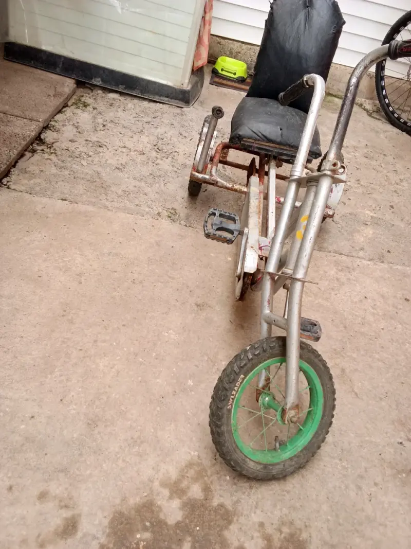 Triciclo de pedales para niños usado - 2