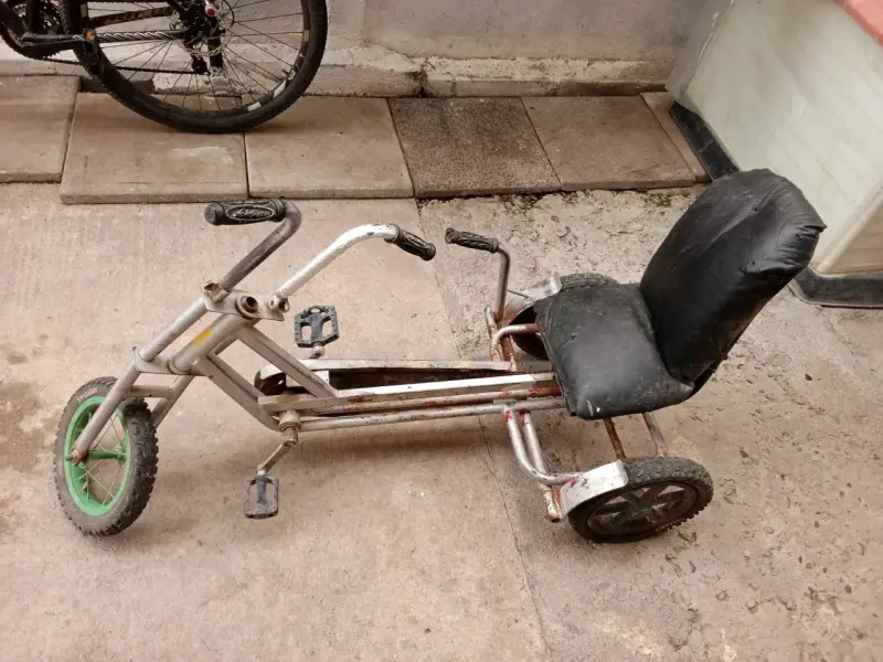 Triciclo de pedales para niños usado - 3