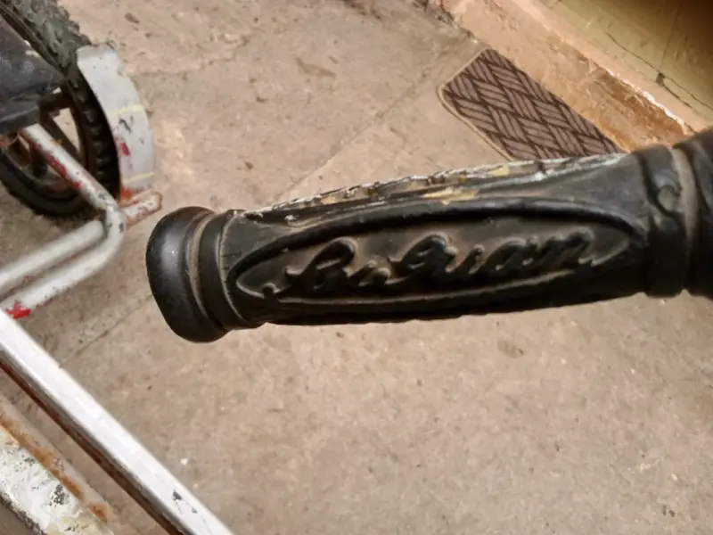 Triciclo de pedales para niños usado - 4