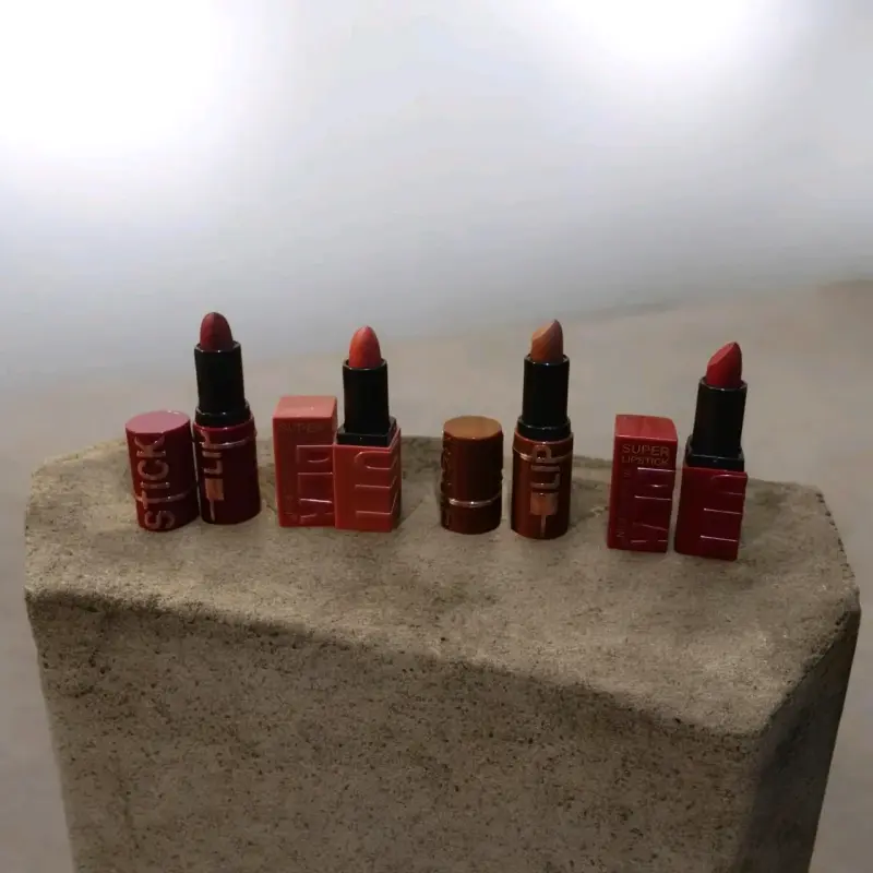Set de labiales en tonos rojos y marrones super