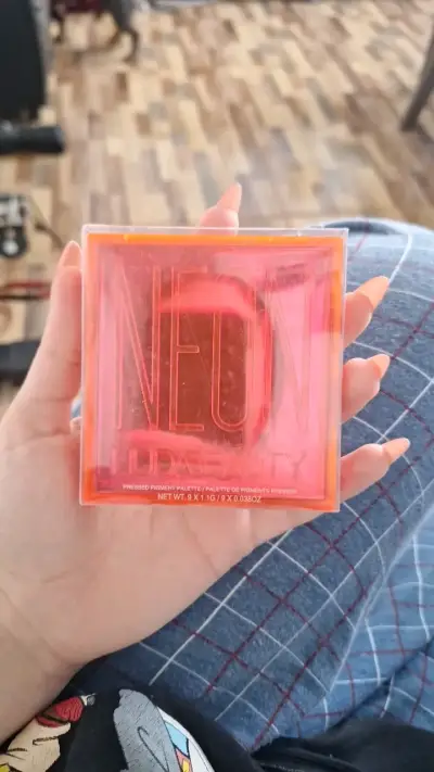 Paleta de Sombras Neon Huda Beauty - miniatura 1