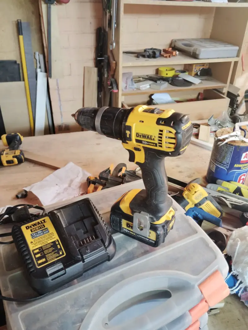 Taladro Inalámbrico DeWalt 20V con Cargador - 1
