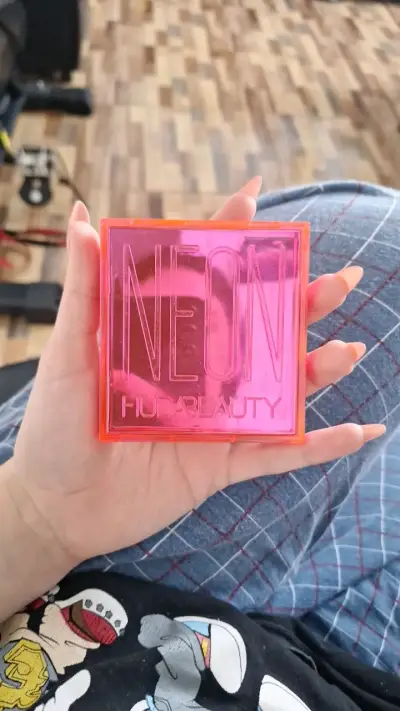 Paleta de sombras Huda Beauty Neon - miniatura 1