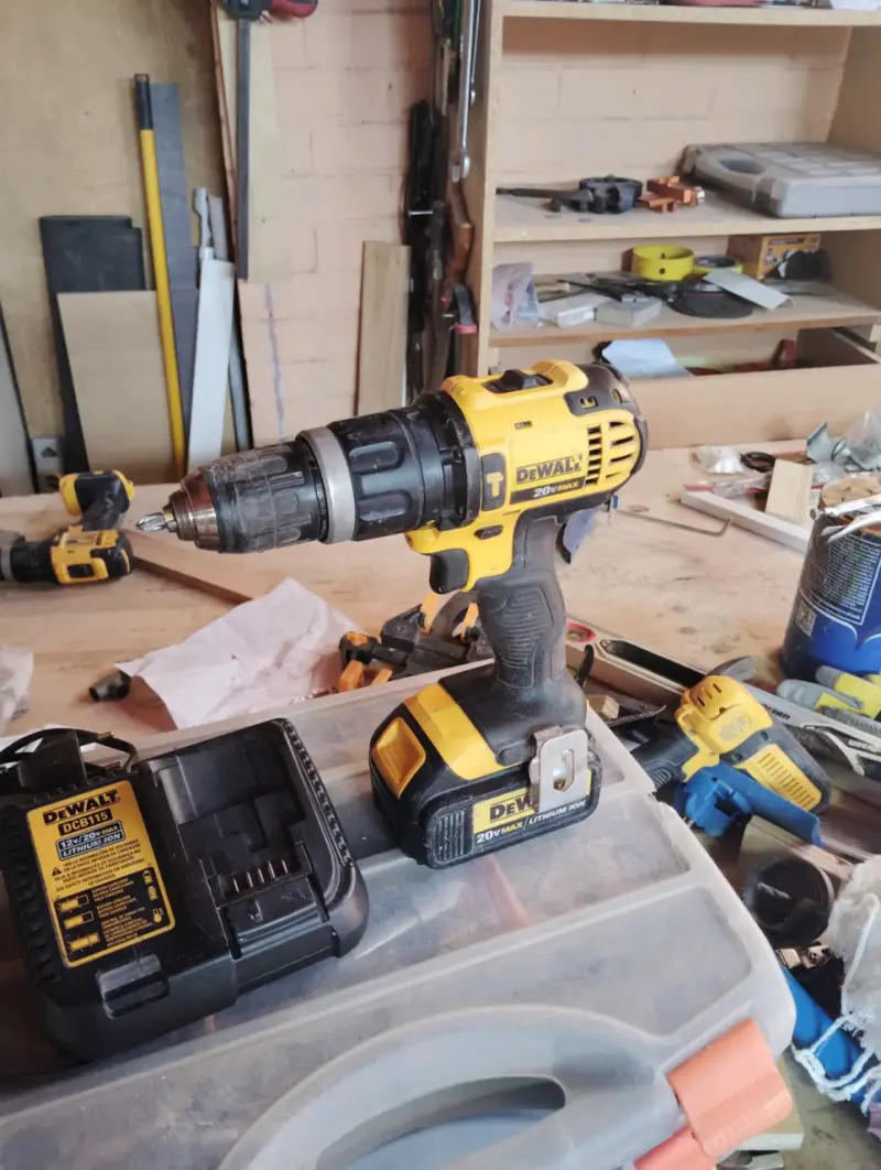 Taladro Inalámbrico DeWalt 20V con Cargador - 2