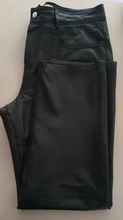 Pantalones de cuero negro para mujer - miniatura 2