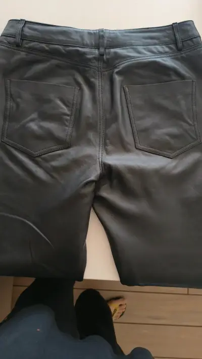 Pantalones de cuero negro para mujer - miniatura 3