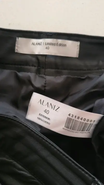 Pantalones de cuero negro para mujer - miniatura 4