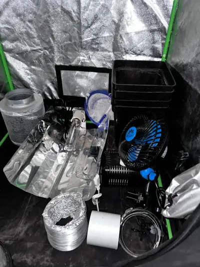 Kit de cultivo interior con carpa y ventilador - miniatura 1