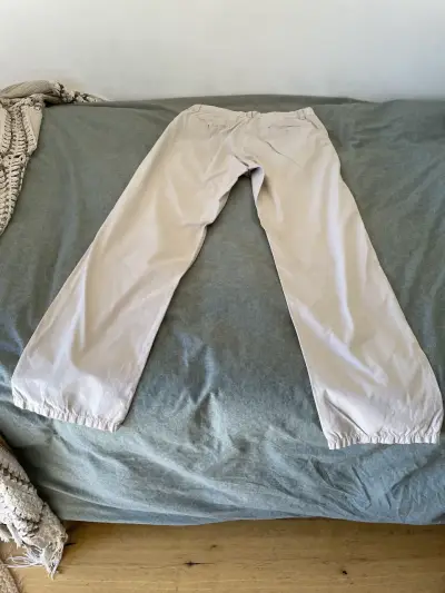 Pantalones beige casuales para hombre - miniatura 2