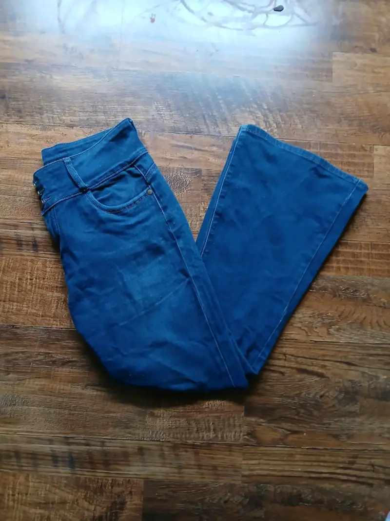 Jeans acampanados azul oscuro para mujer - 1