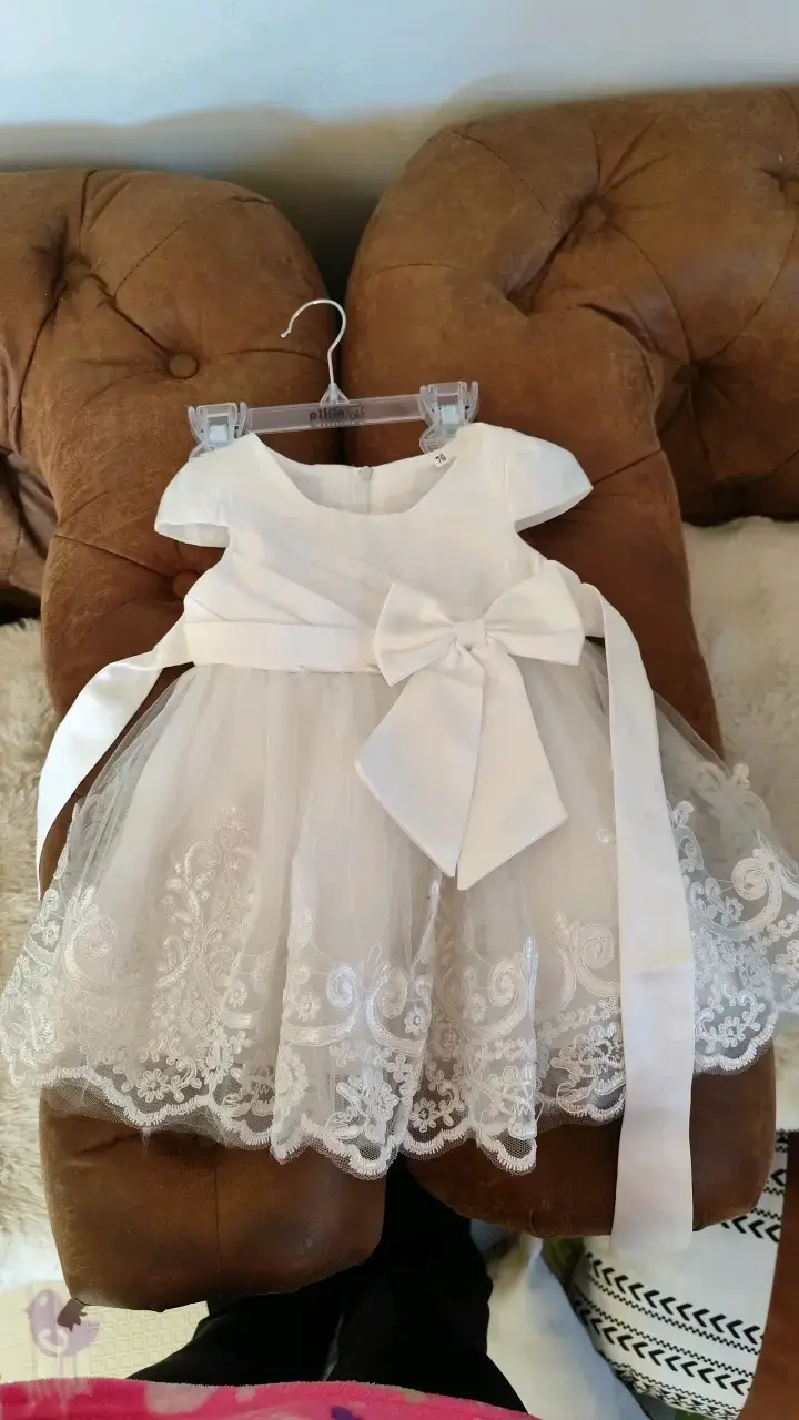 Vestido de fiesta blanco para niña con lazo