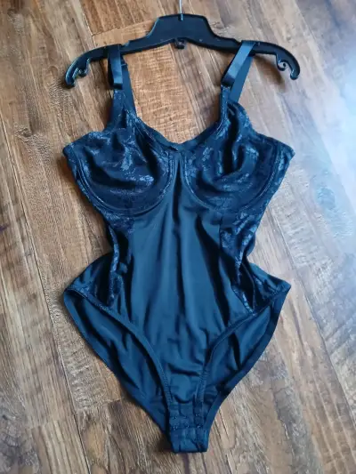 Variedad de ropa de mujer - miniatura 3