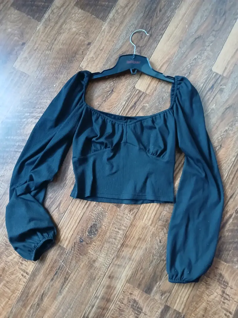 Variedad de ropa de mujer - 4