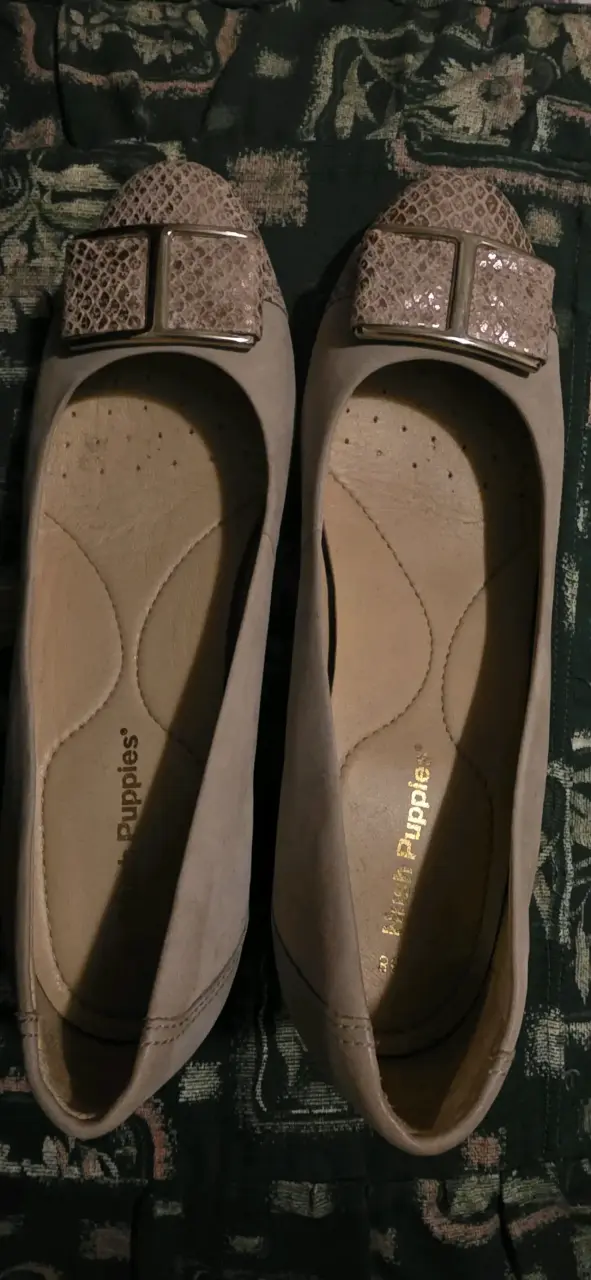 Zapatos planos beige Hush Puppies con detalle de hebilla - 1