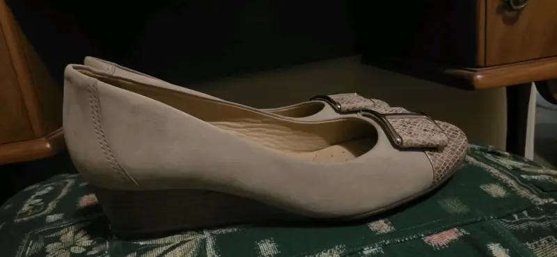 Zapatos planos beige Hush Puppies con detalle de hebilla - 2