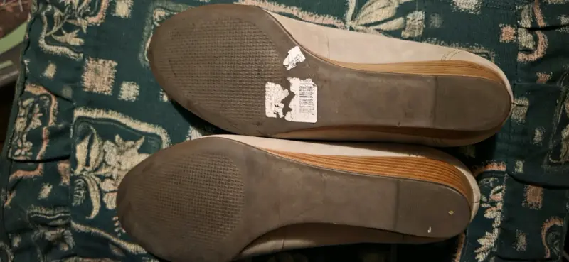 Zapatos planos beige Hush Puppies con detalle de hebilla - 3