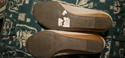 Zapatos planos beige Hush Puppies con detalle de hebilla - miniatura 3