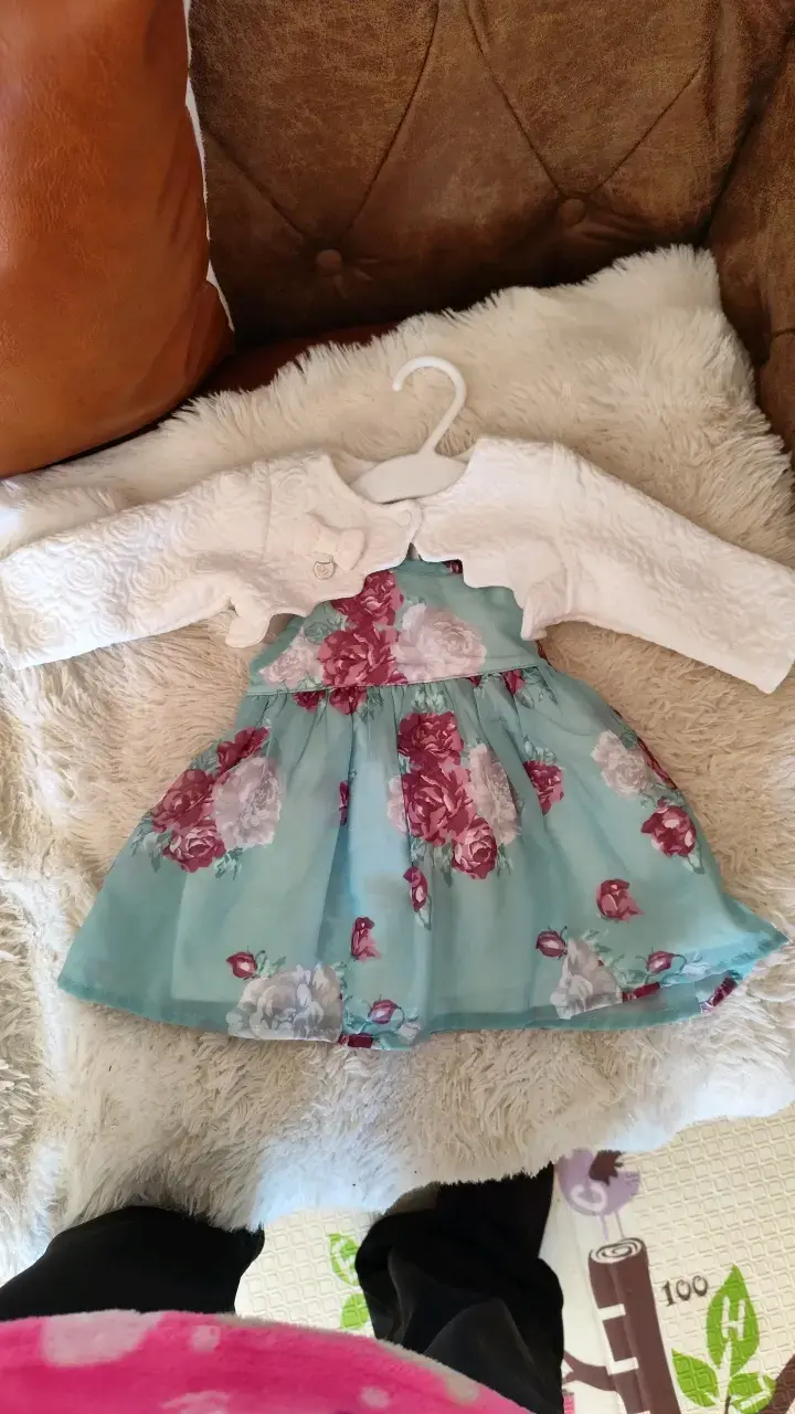 Vestido de niña con flores y bolero blanco