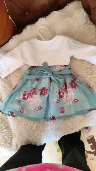 Vestido de niña con flores y bolero blanco - miniatura 2