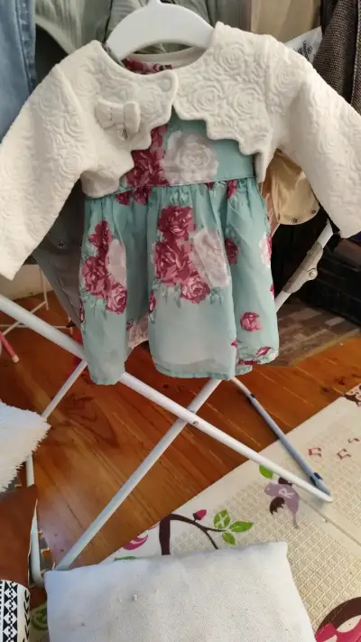 Vestido de niña con flores y bolero blanco - miniatura 3