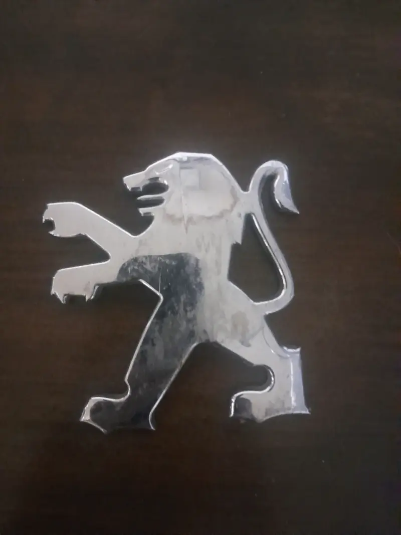 Emblema metálico de auto Peugeot - 1