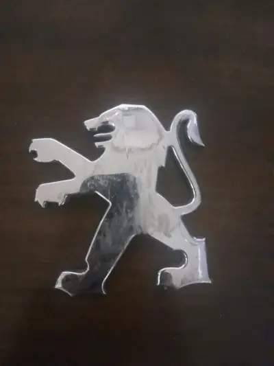 Emblema metálico de auto Peugeot - miniatura 1