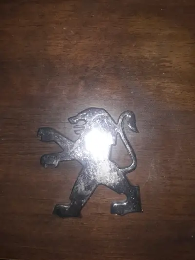 Emblema metálico de auto Peugeot - miniatura 3