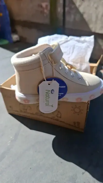 Zapatillas beige para niña con diseño de conejo - miniatura 1