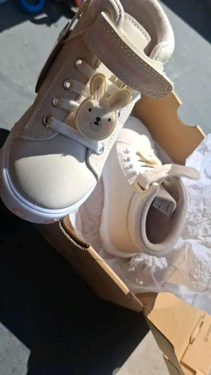 Zapatillas beige para niña con diseño de conejo - 2