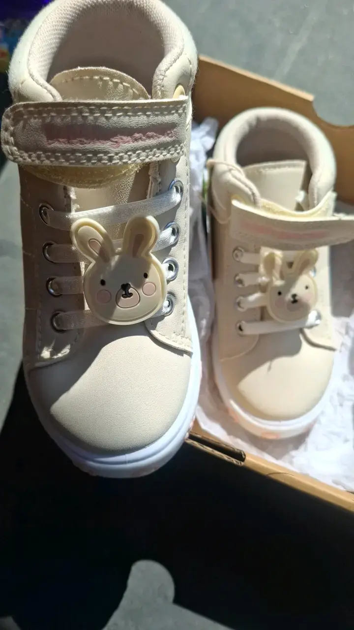 Zapatillas beige para niña con diseño de conejo - 4